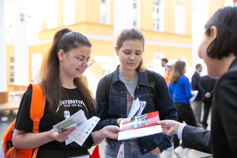 Illustration for news: HSE University Holds Exchange Fair as Part of International Partners’ Week